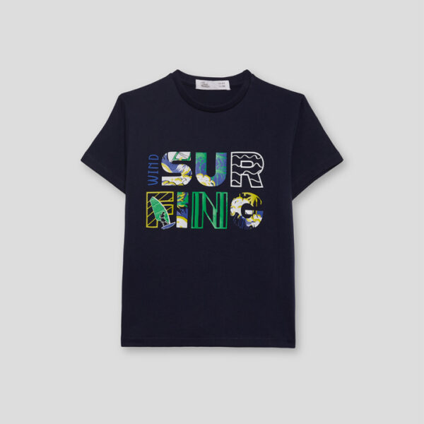 Camiseta en color azul marino con un estampado frontal llamativo que combina tipografía y gráficos tropicales con la palabra "SURFING"