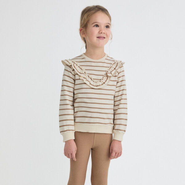 Sudadera de rayas con volante decorativo en el delantero y puños elásticos. Leggings lisos en color camel con cintura elástica para mayor comodidad.