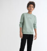 Sudadera de estilo básico con texto frontal “Street Monkey Game Club”. Pantalón tipo jogger con cintura elástica y puños ajustados.