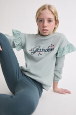 Sudadera con volantes bordados en los hombros y leggins ajustados