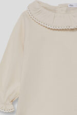 Camiseta de algodón suave con cuello volante y detalle de puntilla, mangas fruncidas con acabado ondulado y cierre trasero para facilitar la puesta. - Imagen 2