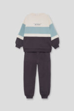 Sudadera en bloques de color crudo, azul verdoso y gris oscuro con detalle bordado “Ski Resort”. Pantalón a juego con cintura elástica y puños ajustados. - Imagen 2