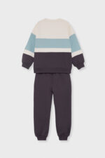 Sudadera en bloques de color crudo, azul verdoso y gris oscuro con detalle bordado “Ski Resort”. Pantalón a juego con cintura elástica y puños ajustados. - Imagen 3