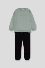 Sudadera de estilo básico con texto frontal “Street Monkey Game Club”. Pantalón tipo jogger con cintura elástica y puños ajustados. - Imagen 3