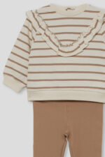 Sudadera de rayas con volante decorativo en el delantero y puños elásticos. Leggings lisos en color camel con cintura elástica para mayor comodidad. - Imagen 4