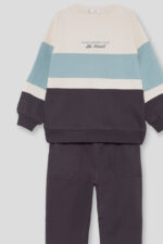 Sudadera en bloques de color crudo, azul verdoso y gris oscuro con detalle bordado “Ski Resort”. Pantalón a juego con cintura elástica y puños ajustados. - Imagen 4