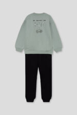 Sudadera de estilo básico con texto frontal “Street Monkey Game Club”. Pantalón tipo jogger con cintura elástica y puños ajustados. - Imagen 4