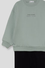 Sudadera de estilo básico con texto frontal “Street Monkey Game Club”. Pantalón tipo jogger con cintura elástica y puños ajustados. - Imagen 5
