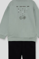 Sudadera de estilo básico con texto frontal “Street Monkey Game Club”. Pantalón tipo jogger con cintura elástica y puños ajustados. - Imagen 6
