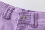 Vaquero color morado bolsillo francés. Cierre de cremallera y botón metálico en delantero. Bolsillos traseros con bordado al tono. Cinturilla con botón interior y goma elástica con ojales. - Imagen 6