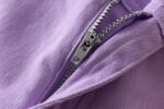 Vaquero color morado bolsillo francés. Cierre de cremallera y botón metálico en delantero. Bolsillos traseros con bordado al tono. Cinturilla con botón interior y goma elástica con ojales. - Imagen 5