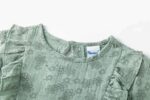 Blusa tejido estampado de flores, manga larga con goma elástica en el interior de los puños, volantes verticales en el delantero. Abertura en espalda con botón. - Imagen 2