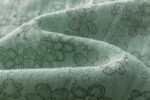 Blusa tejido estampado de flores, manga larga con goma elástica en el interior de los puños, volantes verticales en el delantero. Abertura en espalda con botón. - Imagen 8