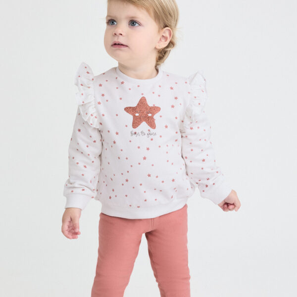 Sudadera en color crudo con estampado de estrellas y detalle central de estrella
