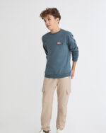 Sudadera con pequeño detalle frontal y pantalón tipo cargo con bolsillos laterales.