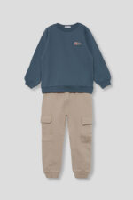 Sudadera con pequeño detalle frontal y pantalón tipo cargo con bolsillos laterales. - Imagen 2