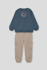 Sudadera con pequeño detalle frontal y pantalón tipo cargo con bolsillos laterales. - Imagen 3