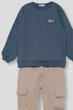Sudadera con pequeño detalle frontal y pantalón tipo cargo con bolsillos laterales. - Imagen 4