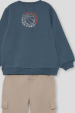 Sudadera con pequeño detalle frontal y pantalón tipo cargo con bolsillos laterales. - Imagen 5