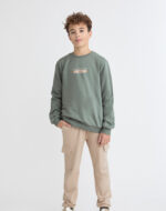 Sudadera lisa con estampado frontal y pantalón tipo jogger con bolsillos cargo laterales.