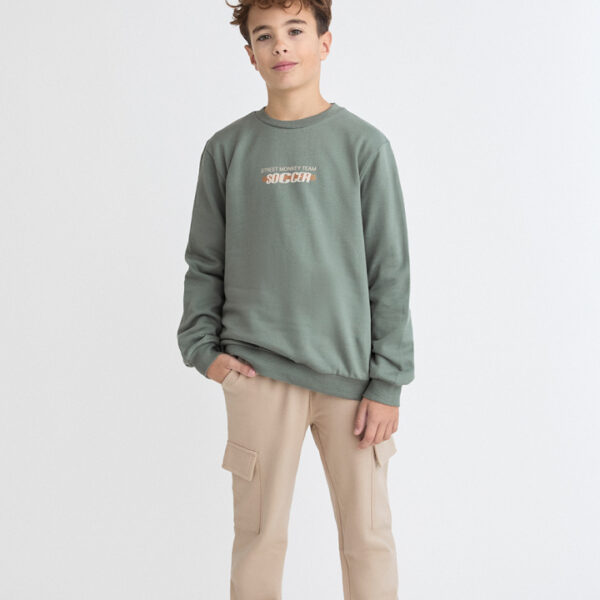 Sudadera lisa con estampado frontal y pantalón tipo jogger con bolsillos cargo laterales.
