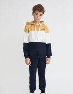 Sudadera con capucha, cremallera y franjas anchas en contraste. Pantalón marino tipo jogger.