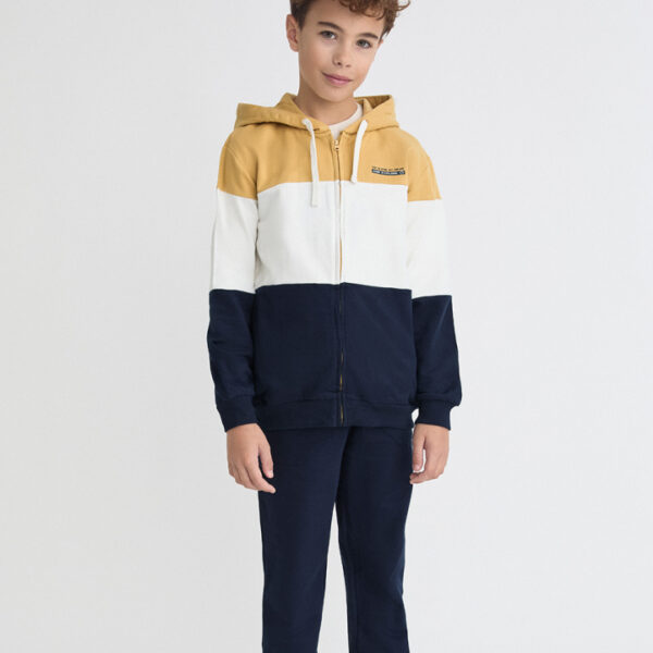 Sudadera con capucha, cremallera y franjas anchas en contraste. Pantalón marino tipo jogger.