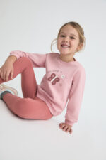 Conjunto de sudadera con estampado de mariposa y legging rosa.