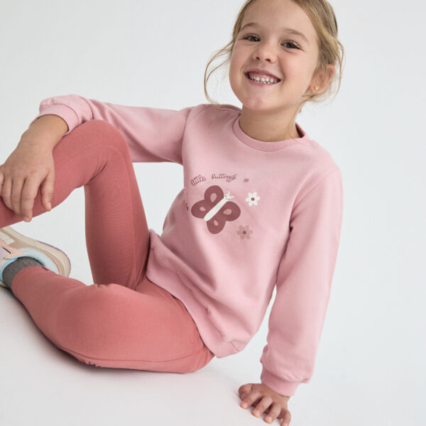 Conjunto de sudadera con estampado de mariposa y legging rosa.