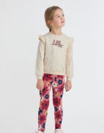 Sudadera en color crudo con volantes en los hombros y leggings con estampado floral multicolor.