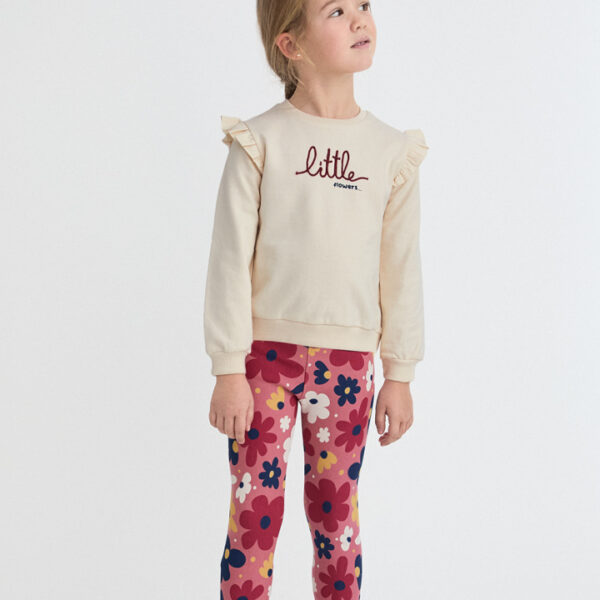 Sudadera en color crudo con volantes en los hombros y leggings con estampado floral multicolor.