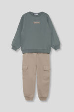 Sudadera lisa con estampado frontal y pantalón tipo jogger con bolsillos cargo laterales. - Imagen 3