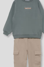 Sudadera lisa con estampado frontal y pantalón tipo jogger con bolsillos cargo laterales. - Imagen 2