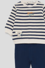 Sudadera de rayas marineras con estampado de koala y pantalón azul noche. - Imagen 3