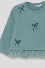 Sudadera azul verdoso con apliques de lazos bordados en el frontal y volante de tul en el bajo. - Imagen 4