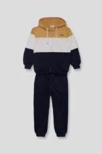 Sudadera con capucha, cremallera y franjas anchas en contraste. Pantalón marino tipo jogger. - Imagen 3