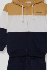 Sudadera con capucha, cremallera y franjas anchas en contraste. Pantalón marino tipo jogger. - Imagen 2