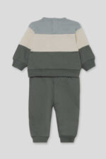 Conjunto de sudadera bicolor tonos verdes y crudo con texto y pantalón verde. - Imagen 4
