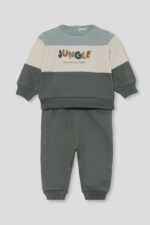 Conjunto de sudadera bicolor tonos verdes y crudo con texto y pantalón verde. - Imagen 3