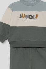 Conjunto de sudadera bicolor tonos verdes y crudo con texto y pantalón verde. - Imagen 2
