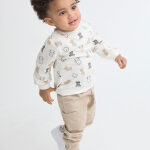 Sudadera en color crudo con estampado de ositos en tonos beige y gris, combinada con pantalón beige con bolsillos laterales.
