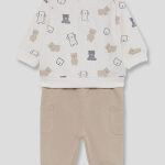 Sudadera en color crudo con estampado de ositos en tonos beige y gris, combinada con pantalón beige con bolsillos laterales. - Imagen 4