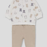 Sudadera en color crudo con estampado de ositos en tonos beige y gris, combinada con pantalón beige con bolsillos laterales. - Imagen 3