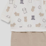 Sudadera en color crudo con estampado de ositos en tonos beige y gris, combinada con pantalón beige con bolsillos laterales. - Imagen 2