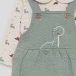 Camiseta cruda con estampado de dinosaurios y cuello bebé, combinada con ranita verde eucalipto acolchada y detalle frontal estampado. - Imagen 2