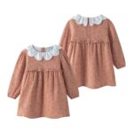 Vestido manga larga con cuello en tejido blanco.