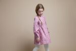 Vestido micropana con detalle de flores en las mangas, cierre atrasero con botones.