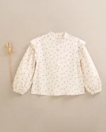 Blusa de flores con volante en el hombro.