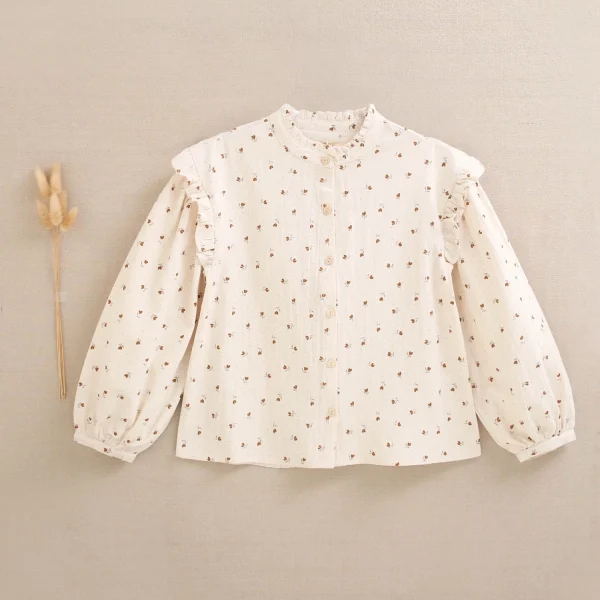 Blusa de flores con volante en el hombro.