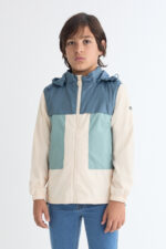 Chaqueta con capucha.
